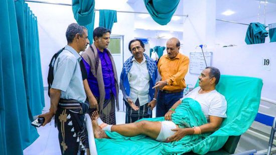 هرهرة يتفقد مصابي الوقفة السلمية أمام بوابة قصر معاشيق