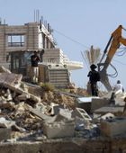 الاحتلال يجبر مواطنًا على هدم منزله شمالي القدس