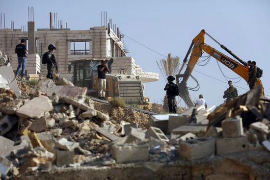 الاحتلال يجبر مواطنًا على هدم منزله شمالي القدس