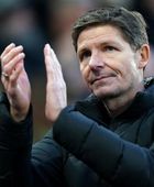 جلاسنر مدرب بالاس يتجاهل لافتة احتجاج من الجماهير تطالب رحيله