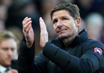 جلاسنر مدرب بالاس يتجاهل لافتة احتجاج من الجماهير تطالب رحيله