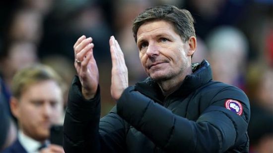 جلاسنر مدرب بالاس يتجاهل لافتة احتجاج من الجماهير تطالب رحيله