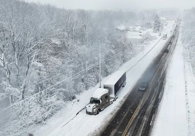 عاصفة ثلجية تعلن حالة الطوارئ في ولايات أمريكية