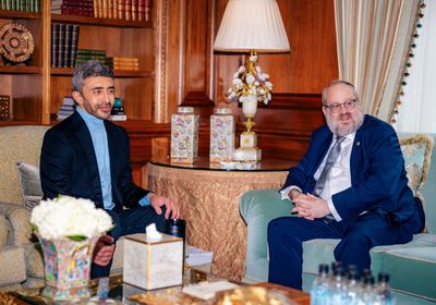 عبدالله بن زايد يلتقي المبعوث الأمريكي لمراقبة ومكافحة معاداة السامية