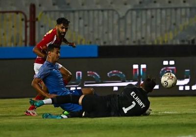 الأهلي يتخطى سموحة بصعوبة ويتصدر الدوري المصري