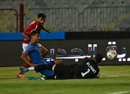 الأهلي يتخطى سموحة بصعوبة ويتصدر الدوري المصري