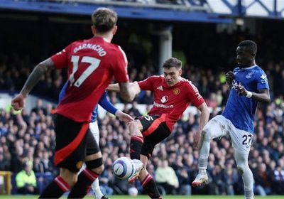 مانشستر يونايتد يفوز بصعوبة على إبفرتون