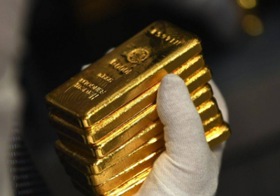 الذهب يتراجع وسط عمليات جني أرباح وضغوط الدولار