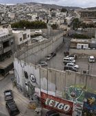 مستوطنون يحرقون خياما ومركبات بقرية في الضفة الغربية