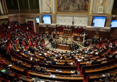 الحكومة الفرنسية تنجو من سحب الثقة في البرلمان