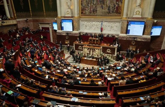 الحكومة الفرنسية تنجو من سحب الثقة في البرلمان