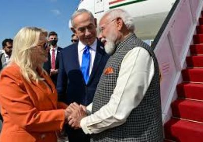 رئيس الكنيست يمنح رئيس وزراء الهند "وسامًا"