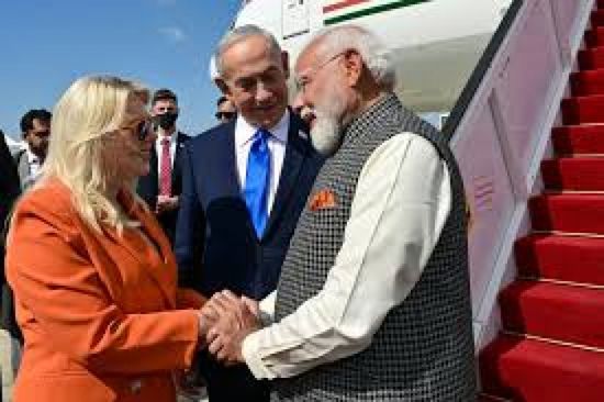 رئيس الكنيست يمنح رئيس وزراء الهند "وسامًا"