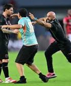 سقوط ميسي أثناء طرح أحد أفراد الأمن مقتحم للملعب أرضا