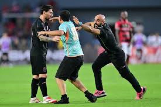 سقوط ميسي أثناء طرح أحد أفراد الأمن مقتحم للملعب أرضا