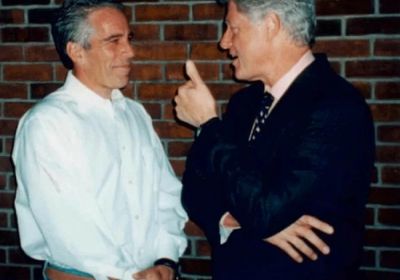 خلف الأبواب المغلقة.. بيل كلينتون يدلي بشهادته بشأن جزيرة إبستين