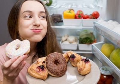 خطورة تناول السكريات قبل النوم