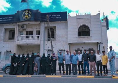 موظفو خارجية الانتقالي ينظمون وقفة احتجاجية أمام مقر الهيئة