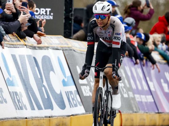 "الإمارات للدراجات" يعتلي منصات أوروبا في انطلاقة كلاسيكيات الموسم