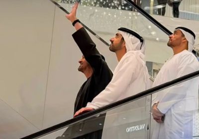 رئيس الإمارات يجري جولة في دبي مول