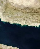 الجيش الأمريكي ينفي إغلاق مضيق هرمز