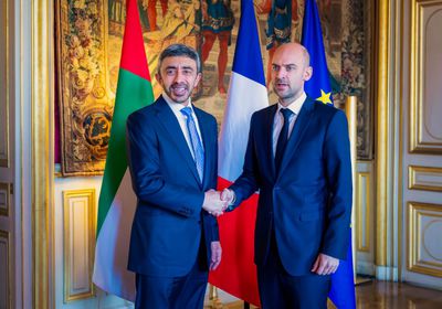 الشيخ عبدالله بن زايد يلتقي وزير خارجية فرنسا في باريس