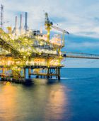 أسعار النفط تقفز بنحو 5% مع "شلل" مضيق هرمز