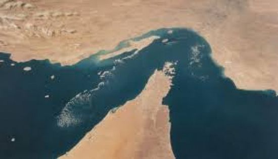 إيران تزعم ضرب ناقلة أمريكية وتتوعد بالتحكم في مضيق هرمز