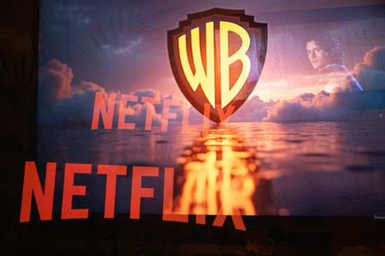 "وارنر براذرز" تُفضل عرض "باراماونت" على "نتفليكس"