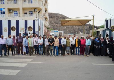 لليوم الثاني عشر.. كوادر أمانة الانتقالي تواصل وقفتها الاحتجاجية