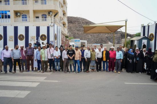 لليوم الثاني عشر.. كوادر أمانة الانتقالي تواصل وقفتها الاحتجاجية