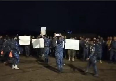 خريجو بلحاف يحتجون على إسقاطهم من كشوفات الرواتب