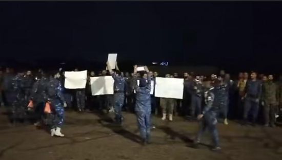 خريجو بلحاف يحتجون على إسقاطهم من كشوفات الرواتب