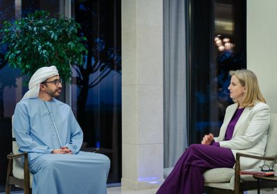عبدالله بن زايد يلتقي الوزيرة الاتحادية للشؤون الأوروبية والدولية في النمسا