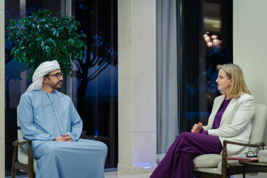 عبدالله بن زايد يلتقي الوزيرة الاتحادية للشؤون الأوروبية والدولية في النمسا