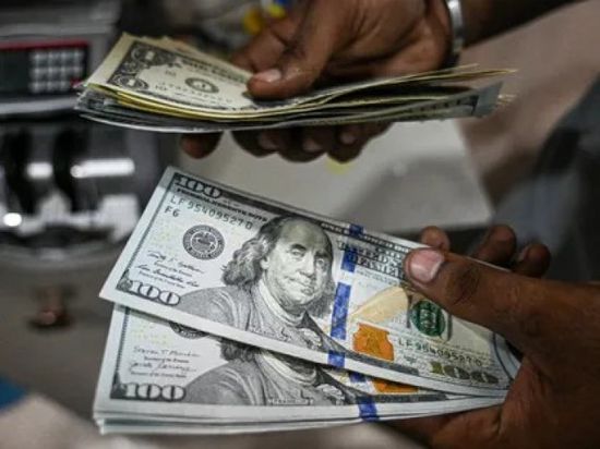 الدولار يتجه لتسجيل أكبر مكسب أسبوعي في عام