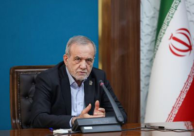 بزشكيان: استهداف القواعد الأمريكية حمايةٌ للشعب الإيراني