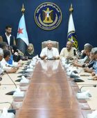 كوادر أمانة الانتقالي تكسر قرار منع دخول مقر عملها