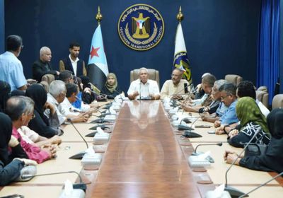 كوادر أمانة الانتقالي تكسر قرار منع دخول مقر عملها