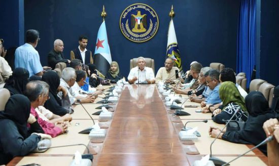 كوادر أمانة الانتقالي تكسر قرار منع دخول مقر عملها