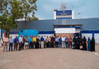 موظفو عمومية الانتقالي يواصلون وقفتهم الاحتجاجية