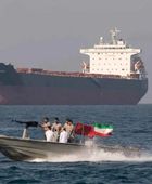 واشنطن تنفي مرافقة البحرية الأمريكية لناقلة نفط بمضيق هرمز