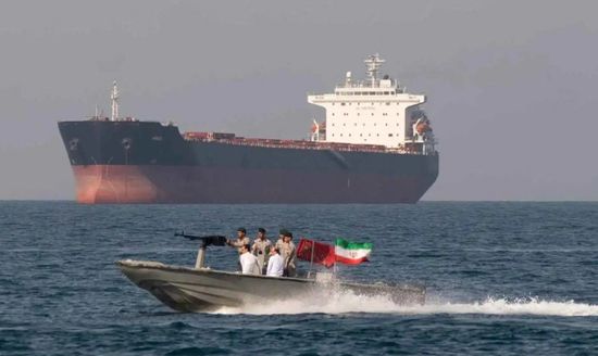 واشنطن تنفي مرافقة البحرية الأمريكية لناقلة نفط بمضيق هرمز