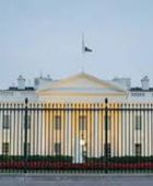 الشرطة: تطويق محيط البيت الأبيض بعد اقتحام حافلة صغيرة حواجز أمنية