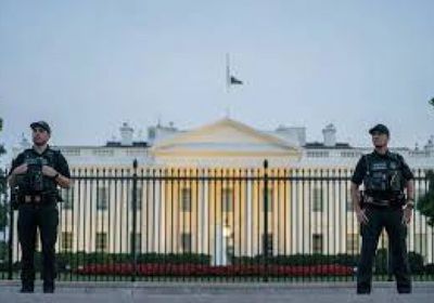 الشرطة: تطويق محيط البيت الأبيض بعد اقتحام حافلة صغيرة حواجز أمنية