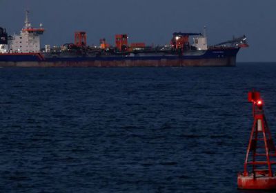 إجلاء 20 بحاراً بعد استهداف سفينة قرب السواحل العُمانية