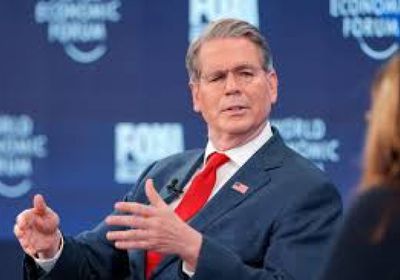 بيسنت: البحرية الأمريكية قد ترافق السفن بمضيق هرمز ضمن تحالف دولي