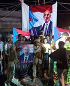 ردا على الخنبشي.. أبناء ساحل حضرموت يرفعون صورة للرئيس الزُبيدي