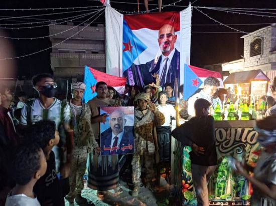 ردا على الخنبشي.. أبناء ساحل حضرموت يرفعون صورة للرئيس الزُبيدي