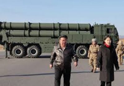 زعيم كوريا الشمالية يشرف على تجربة إطلاق قاذفات صواريخ